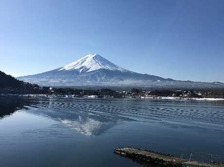 河口湖越しに見る冬の富士山
