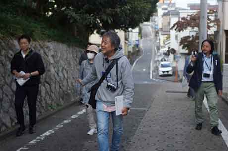 スリバチ地形の坂道を歩く