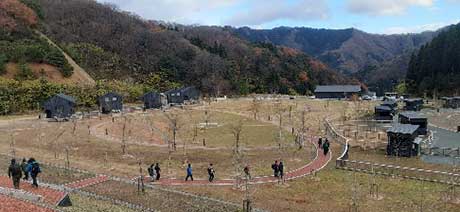 キャンプ場「山座熊川」とモニターツアーの様子