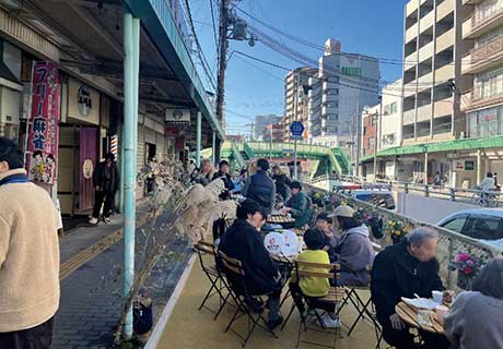 社会実験中の様子（昼）歩道と連続した滞在空間を設えました