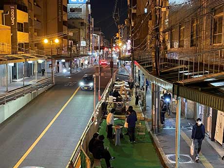 社会実験中の様子(夜 )バーカウンターなど夜に楽しめる空間を設えました