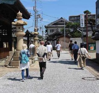 寺内町まちあるきの様子