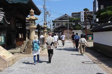 寺内町まちあるきの様子