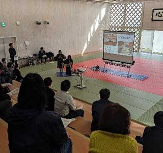 町内報告会の様子（各プロジェクトともに、 高校生、小学生も学習成果を発表）
