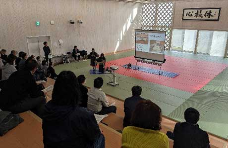 町内報告会の様子(各プロジェクトともに、 高校生、小学生も学習成果を発表)