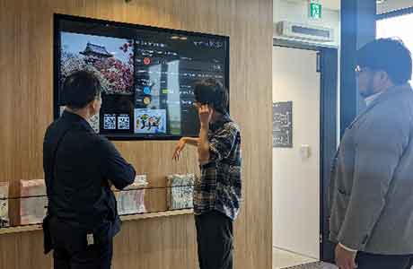 5月にオープンしたTENOHA松前のバスサイネージ(はこだて未来大学の学生さん・松前高校生・中学生中心に作成)
