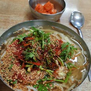 初の海外旅行で行った韓国・釜山で初の食事となったカルグクス。間違えて8000ウォンのところ800ウォンを支払い怪訝な顔をされた。