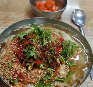 初の海外旅行で行った韓国・釜山で初の食事となったカルグクス。間違えて8000ウォンのところ800ウォンを支払い怪訝な顔をされた。
