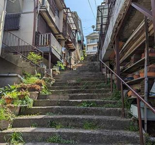 階段から出入りする住宅