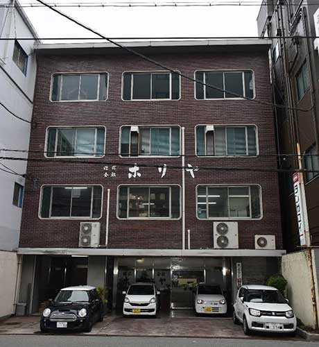 写真2:角の丸い窓が使用された戦後ビル