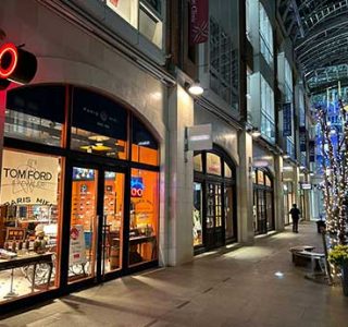 夜の商店街の光