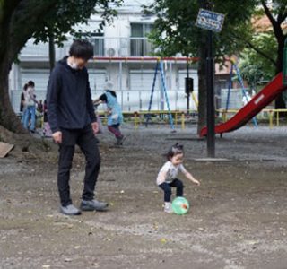 安全？なボール遊びを楽しむ親子