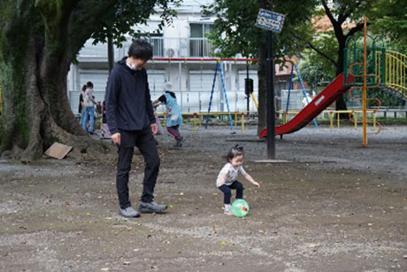 安全?なボール遊びを楽しむ親子
