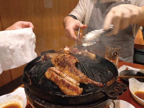 焼けた羊脂のにおいが鼻腔を刺激する