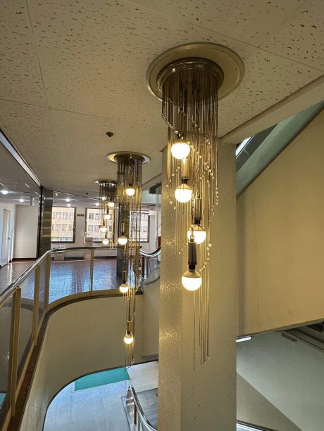 シャンデリアが醸し出す昭和の匂い